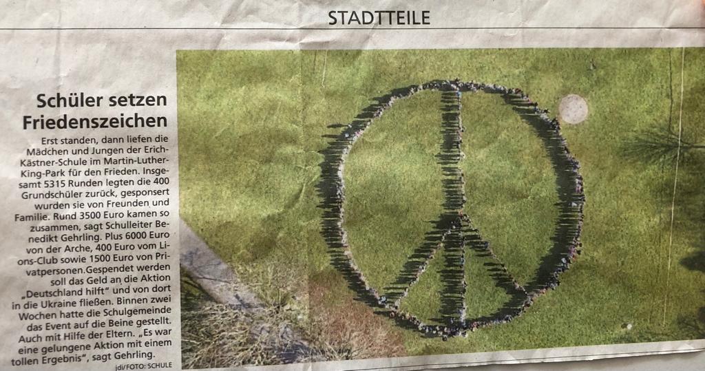 Zeitungsartikel „Schüler setzen Friedenszeichen“