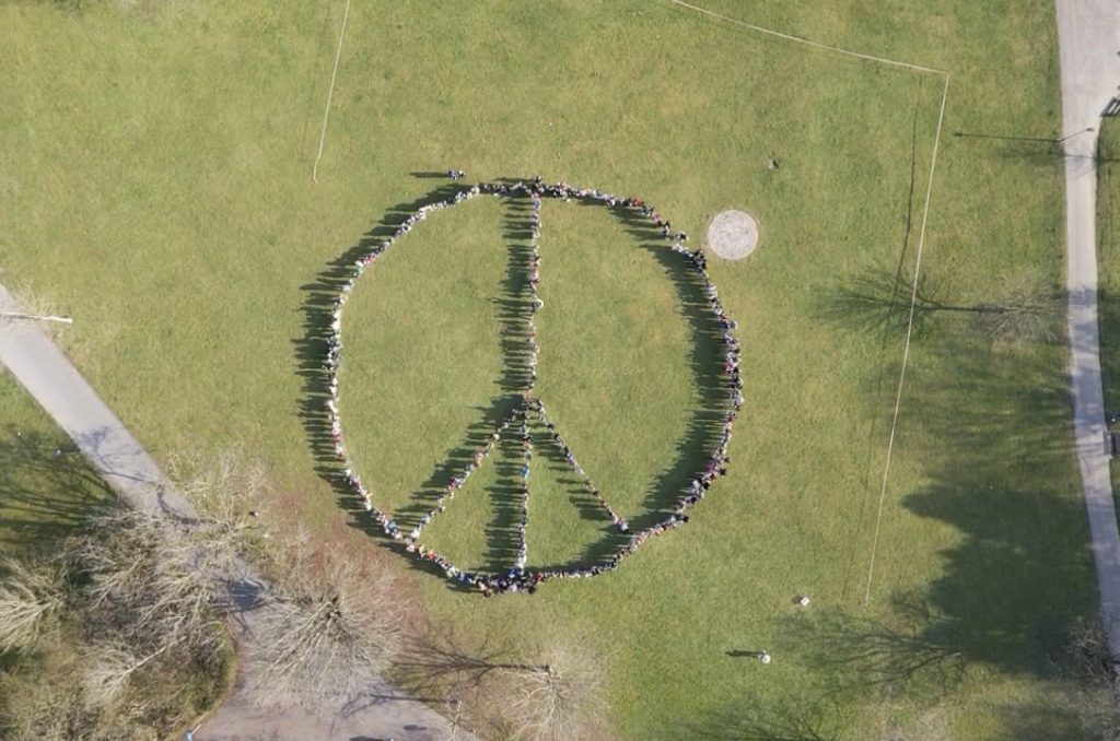 Schüler der EKS setzen ein riesiges Friedenszeichen